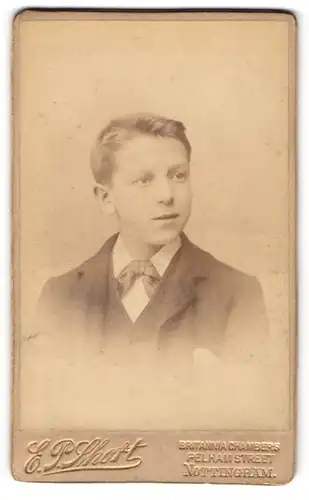 Fotografie E. P. Short, Nottingham, Pelham Street, Junger Mann im Anzug mit Fliege