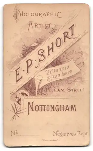 Fotografie E. P. Short, Nottingham, Pelham Street, Junger Mann im Anzug mit Fliege