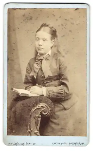 Fotografie R. Allen & Son Limited, Nottingham, Junge Dame in modischer Kleidung mit Buch