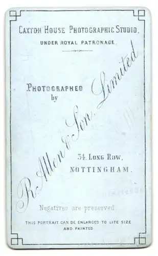 Fotografie R. Allen & Son Limited, Nottingham, Junge Dame in modischer Kleidung mit Buch