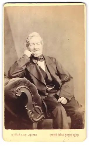 Fotografie R. Allen & Son Limited, Nottingham, Älterer Herr im Anzug mit Fliege