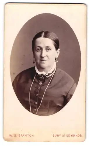 Fotografie W. S. Spanton, Bury St. Edmunds, 16, Abbey Gate Street, Bürgerliche Dame mit zurückgebundenem Haar