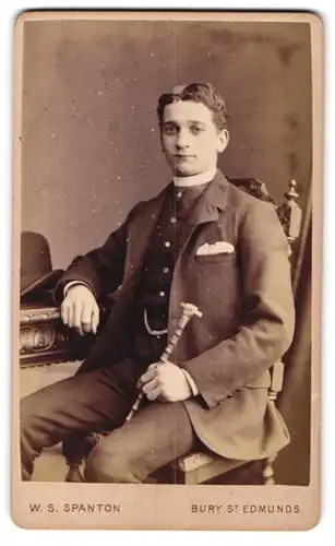 Fotografie W. S. Spanton, Bury St. Edmunds, 16, Abbey Gate Street, Junger Herr im Anzug mit einem Stock