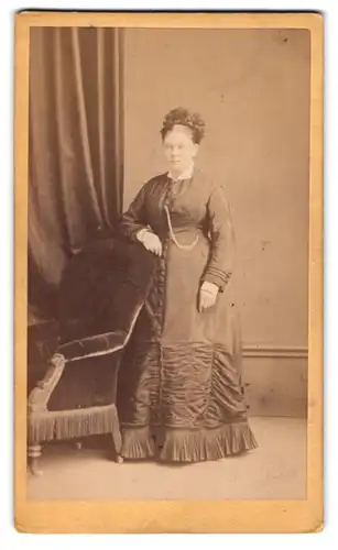 Fotografie Mr. Baudoux, Jersey, 59, New Street, 59, Bürgerliche Dame im Kleid mit Haube