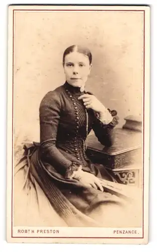 Fotografie Robt. H. Preston, Penzance, Junge Dame im Kleid mit Fächer