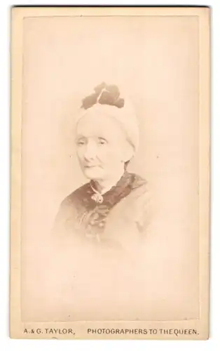 Fotografie A. & G. Taylor, Brimingham, 1, New Street, Ältere Dame mit Haube und Kragenbrosche