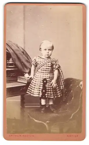 Fotografie Arthur Reston, Stretford, 6, Dorset Street, Kleines Mädchen im karierten Kleid
