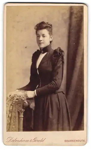 Fotografie Debenham & Gould, Bournemouth, Junge Dame in modischer Kleidung