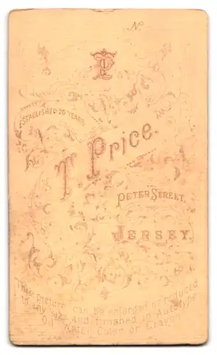 Fotografie T. Price, Jersey, Peter Street, Bürgerliche Dame in hübscher Kleidung