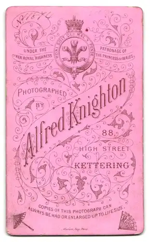 Fotografie Alfred Knighton, Kettering, 88, High St., Junge Dame im modischen Kleid