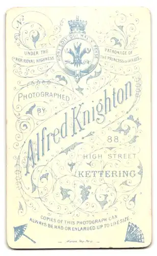 Fotografie A. Knighton, Kettering, 88, High St., Ältere Dame mit Haube und Kragenbrosche