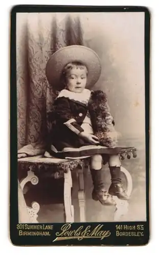 Fotografie Powls & May, Birmingham, 301, Summer Lane, Kleines Kind im modischen Kleid