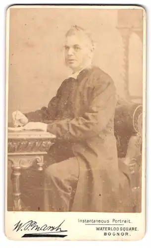 Fotografie W. P. Marsh, Bognor, Waterloo Square, Älterer Herr in zeitgenössischer Kleidung