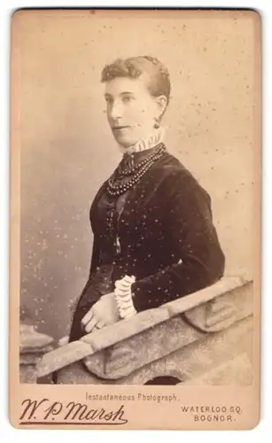 Fotografie W. P. Marsh, Bognor, Waterloo Square, Bürgerliche Dame mit Kragenbrosche