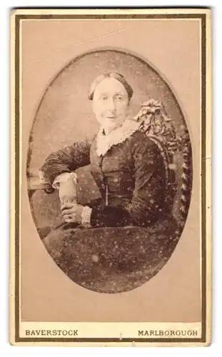 Fotografie W. J. Baverstock, Marlborough, Ältere Dame im hübschen Kleid
