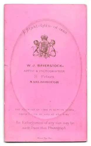Fotografie W. J. Baverstock, Marlborough, Ältere Dame im hübschen Kleid