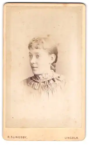 Fotografie R. Slingsby, Lincoln, 168, High Street, Junge Dame in hübscher Kleidung