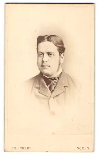 Fotografie R. Slingsby, Lincoln, 168, High Street, Bürgerlicher Herr mit Koteletten