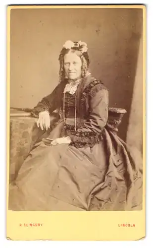 Fotografie R. Slingsby, Lincoln, 168, High Street, Bürgerliche Dame im Kleid mit Haube