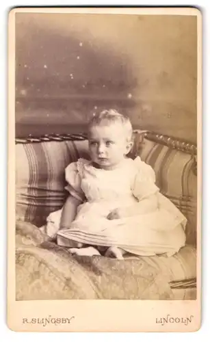 Fotografie R. Slingsby, Lincoln, 168, High Street, Süsses Kleinkind im weissen Kleid