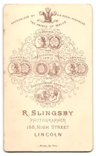 Fotografie R. Slingsby, Lincoln, 168, High Street, Süsses Kleinkind im weissen Kleid