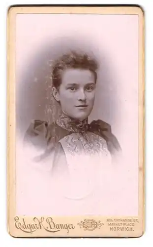 Fotografie Edgar H. Banger, Norwich, 1, Exchange St., Junge Dame im hübschen Kleid