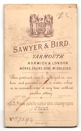 Fotografie Sawyer & Bird, Norwich, Junger Herr im Anzug mit Krawatte