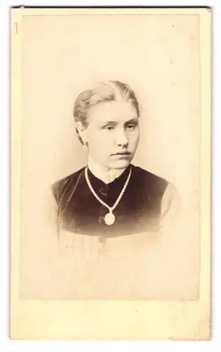 Fotografie C. J. Thompson, Norwich, St. Andrews Street, Junge Dame mit Amulett