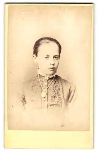 Fotografie C. J. Thompson, Norwich, St. Andrews Broad St., Junge Dame mit Amulett
