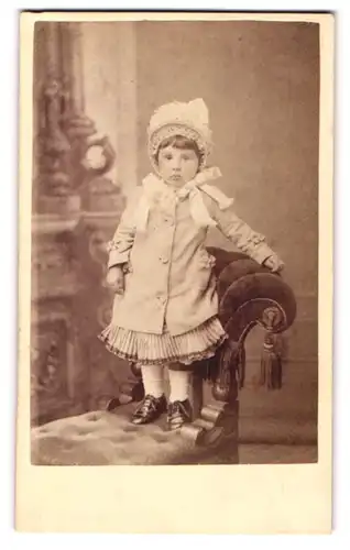 Fotografie C. J. Thompson, Norwich, St. Andrews Street, Kleines Mädchen in hübscher Kleidung