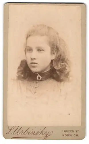 Fotografie L. Urbinsky, Norwich, 1, Queen St., Junges Mädchen mit gewelltem Haar