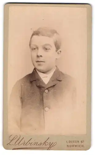 Fotografie L. Urbinsky, Norwich, 1, Queen St., Junger Mann in modischer Kleidung