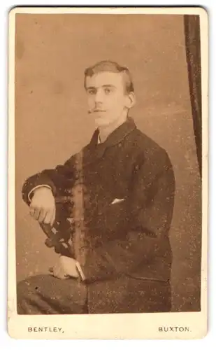 Fotografie B. W. Bentley, Buxton, 6, Quadrant & Eagle Parade, Junger Herr in modischer Kleidung