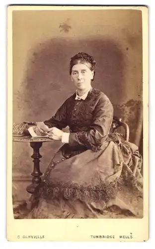 Fotografie G. Glanville, Tunbridge Wells, 5, High Street, Ältere Dame im Kleid mit Haube