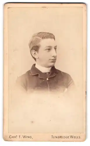 Fotografie C. F. Wing, Tunbridge Wells, Junger Mann in modischer Kleidung