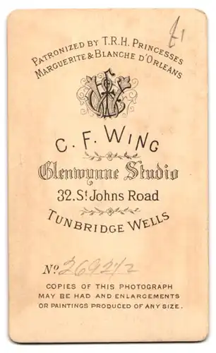 Fotografie C. F. Wing, Tunbridge Wells, 32, St. Johns Road, Zwei Mädchen in hübscher Kleidung
