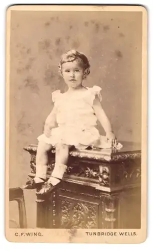 Fotografie C. F. Wing, Tunbridge Wells, 32, St. Johns Road, Kleines Mädchen im weissen Kleid