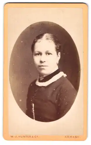 Fotografie W. J. Hunter & Co., Armagh, 19, Scotch St., Junge Dame mit zurückgebundenem Haar