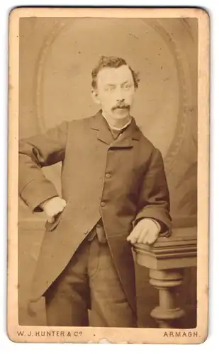 Fotografie W. J. Hunter & Co., Armagh, 19, Scotch St., Bürgerlicher Herr im Anzug mit Krawatte