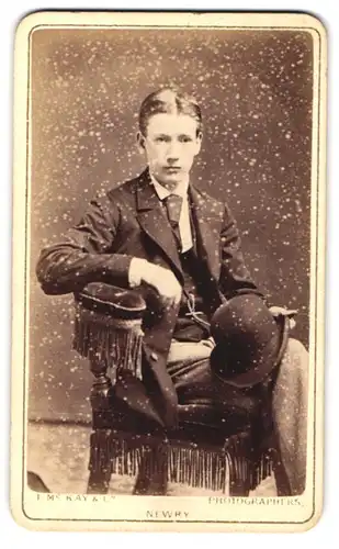 Fotografie T. Mc. Kay & Co., Newry, 70, Hill Street, Junger Herr in Anzugjacke mit Krawatte