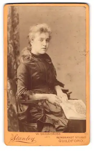 Fotografie W. Shawcross late Stanley, Guildford, Junge Dame in hübscher Kleidung mit Zeitung