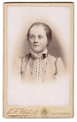 Fotografie E. F. Upfield, Shaftesbury, Junge Dame mit zurückgebundenem Haar