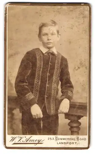 Fotografie W. V. Amey, Landport, 253, Commerical Road, Junger Mann in hübscher Kleidung
