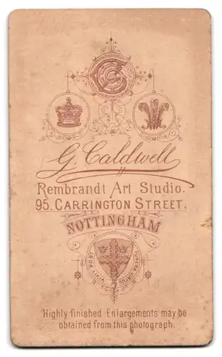 Fotografie G. Caldwell, Nottingham, 95, Carrington Street, Junge Dame im hübschen Kleid