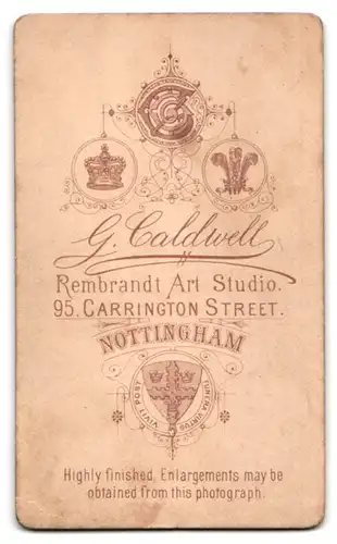 Fotografie G. Caldwell, Nottingham, 95, Carrington Street, Junge Dame in modischer Kleidung