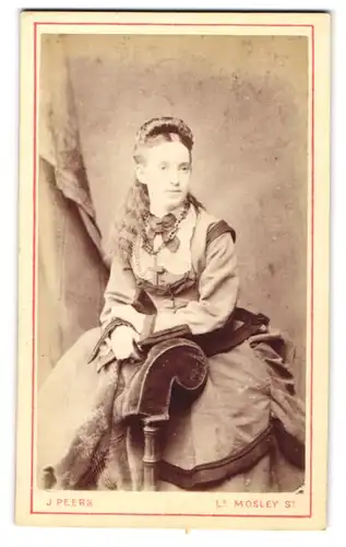 Fotografie J. Peers, Manchester, 12, Lower Mosley St., Junge Dame in zeitgenössischer Kleidung