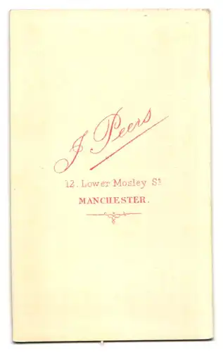 Fotografie J. Peers, Manchester, 12, Lower Mosley St., Junge Dame in zeitgenössischer Kleidung