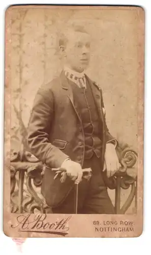 Fotografie A. Booth, Nottingham, 69, Long Row, Junger Herr im Anzug mit Krawatte