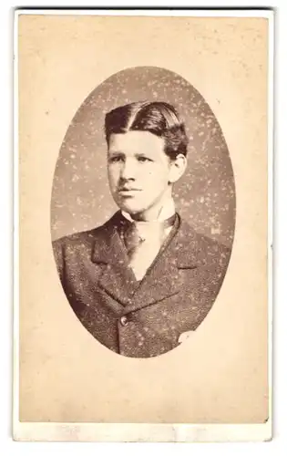 Fotografie R. & J. W. Brunskill, Windermere, Junger Herr im Anzug mit Krawatte