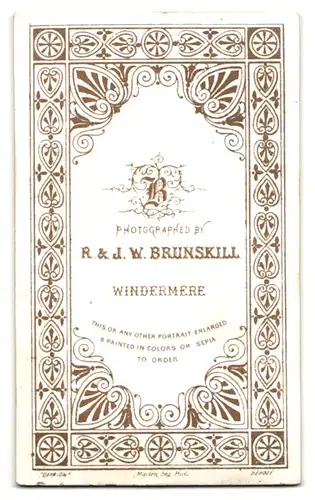 Fotografie R. & J. W. Brunskill, Windermere, Junger Herr im Anzug mit Krawatte